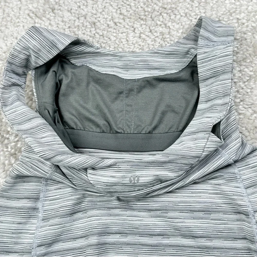 Lululemon Scoop Back Tank in Cyber Stripe White Silver Fox. Size 6